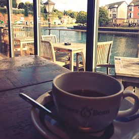 Kaffee Pause mit schöner Aussicht am Hafen van Jokingly Kama