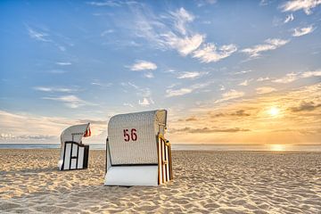 Strandstoelen aan de Oostzee van Michael Valjak