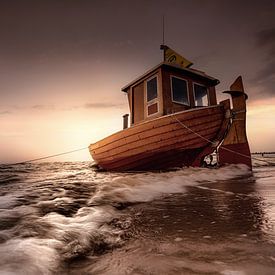 Bateau de pêche sur la mer Baltique au lever du soleil. sur Voss Fine Art Fotografie