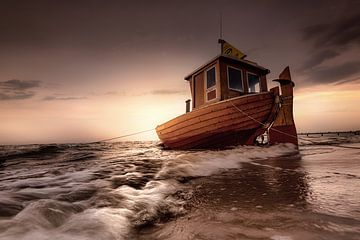 Bateau de pêche sur la mer Baltique au lever du soleil.