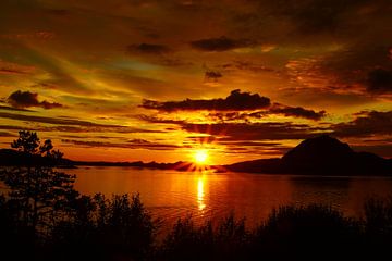 Zonsondergang in Noorwegen van Wessel Breunissen