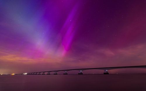 Zeelandbrug bei Nordlichtern (rot und magenta)