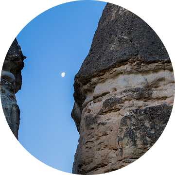 Maan tussen de rotsen in Cappadocie, Turkije van Johan Zwarthoed