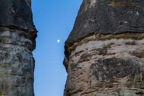 Lune parmi les rochers en Cappadoce, Turquie