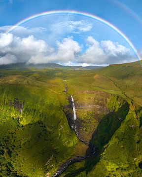 Cascata da Ribeira Grande: Waterval met Regenboog op Flores, Azoren van Ewold Kooistra