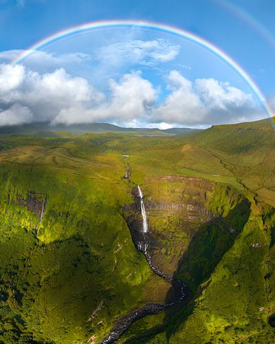 Cascata da Ribeira Grande: Waterval met Regenboog op Flores, Azoren van Ewold Kooistra
