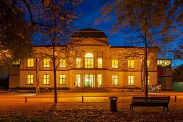 Bremen Kunsthalle in autumn at dusk