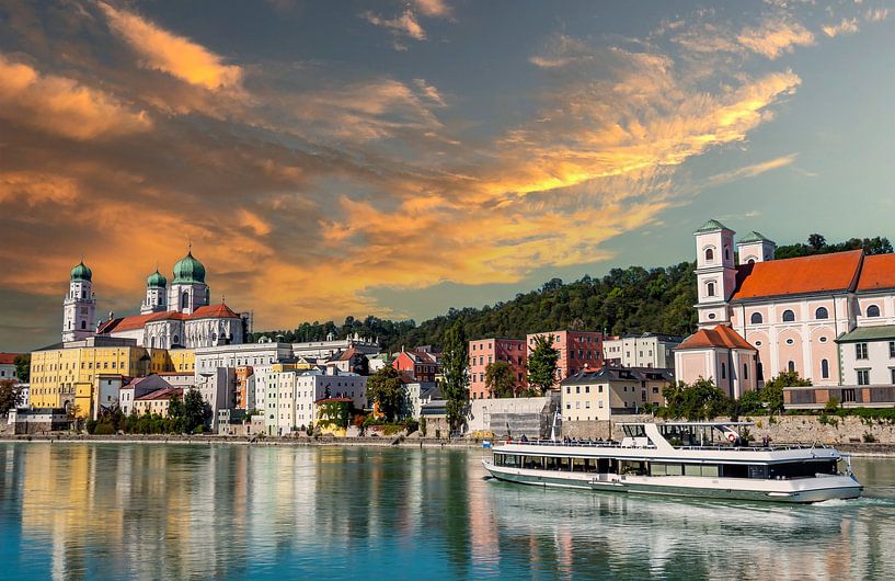 Gezicht op de skyline van Passau in Beieren met de rivier de Inn, Duitsland van Animaflora PicsStock