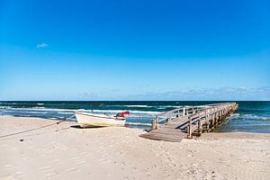 Fischerboot und Steg an der Ostseeküste bei Zingst auf dem Fisc