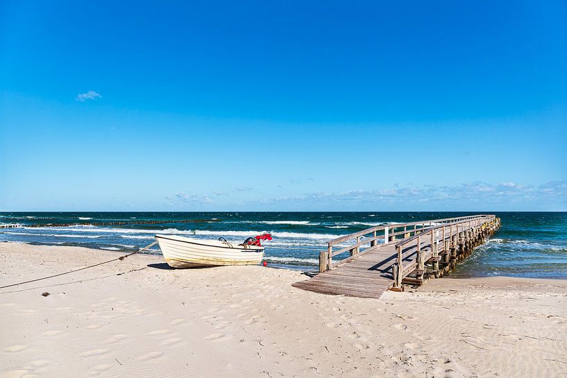 Fischerboot und Steg an der Ostseeküste bei Zingst auf dem Fisc von Rico Ködder