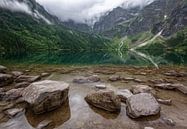 Landschap met meer, bergen en rotsen van Marcel van Balken thumbnail