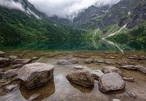 Paysage avec lac, montagnes et rochers sur Marcel van Balken