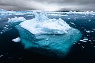 Spitze des Eisbergs im klaren blauen Wasser von Martijn Smeets Miniaturansicht