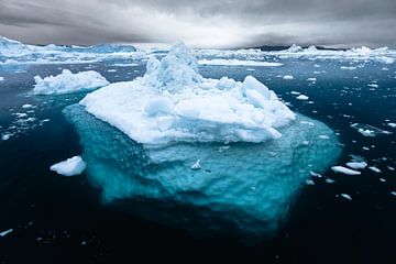 La pointe de l'iceberg dans une eau bleue et limpide sur Martijn Smeets