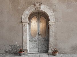 Porte classique monumentale dans une ville côtière méditerranéenne