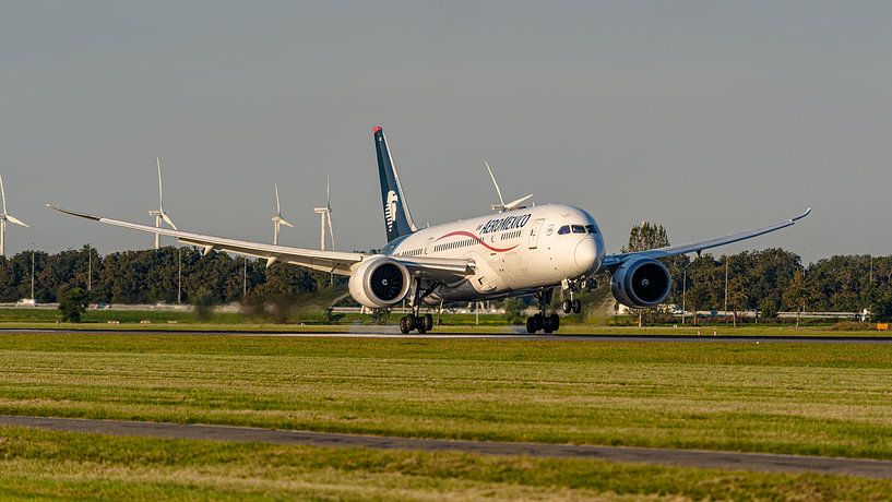 Landing Aeroméxico Boeing 787-8 at Schiphol Airport. by Jaap van den Berg