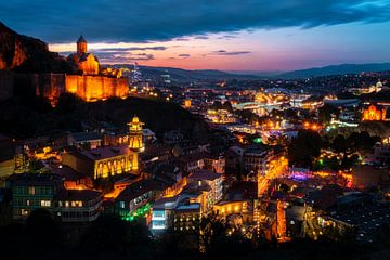 Tbilisi in de Avond. van Roman Robroek - Foto's van Verlaten Gebouwen
