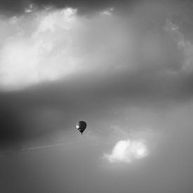 Der Heissluftballon in den Wolken. S/W von Detlef Schöler Fotografie