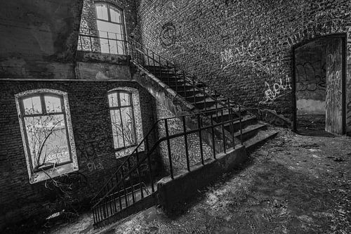 Urbex exploration trappen in mooi zwart wit foto