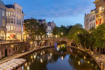 Utrecht avondsfeer Oudegracht bij de Bezembrug van Russcher Tekst & Beeld