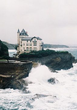 Wellen an der Küste von Biarritz - Naturfotografie von Naomi Modde