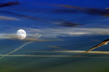 Volle maan in de lucht van Bobsphotography