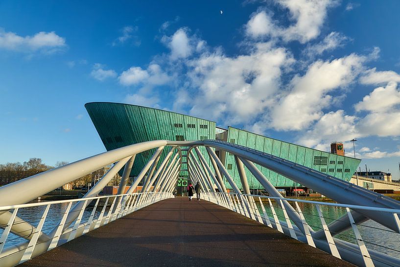 Pont vers le musée des sciences NEMO par Ad Jekel