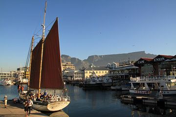 Zeilschip van wal in haven Kaapstad bij Waterfront van Jan Roodzand