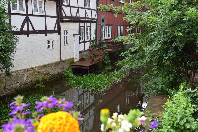 Fachwerkhäuser an einem Fluss in Deutschland an einem sonnigen Sommertag - heiteres Bild jahrhundertealter Architektur von Studio LE-gals
