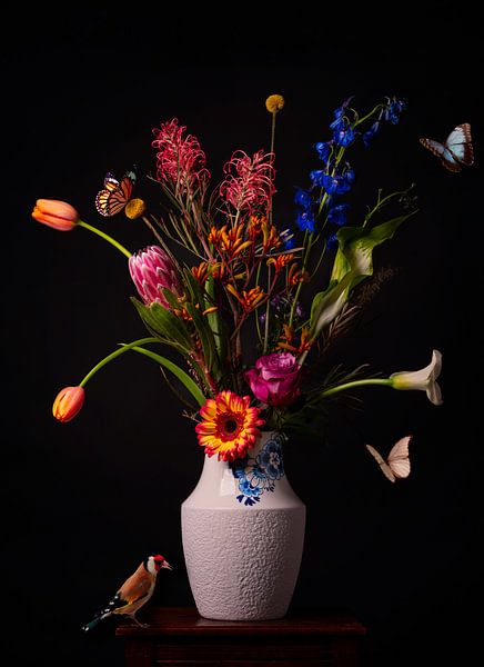 Nature morte avec des fleurs colorées et une touche de modernité par Beeldpracht by Maaike