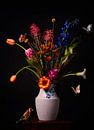 Nature morte avec des fleurs colorées et une touche de modernité par Beeldpracht by Maaike Aperçu
