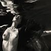 Stijlvol boudoir portret in zwart-wit, onder water van Carla Van Iersel