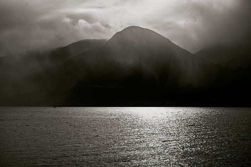 Optrekkende mist, Loch Lochy, Schotland