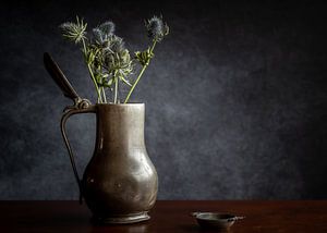 Distel in einem alten Zinnkrug