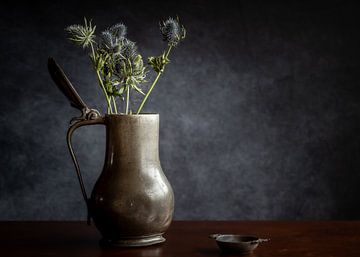 Distel in een oude tinnen kan van Irene Ruysch