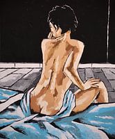Jeune femme brune sur fond noir, aux draps bleus