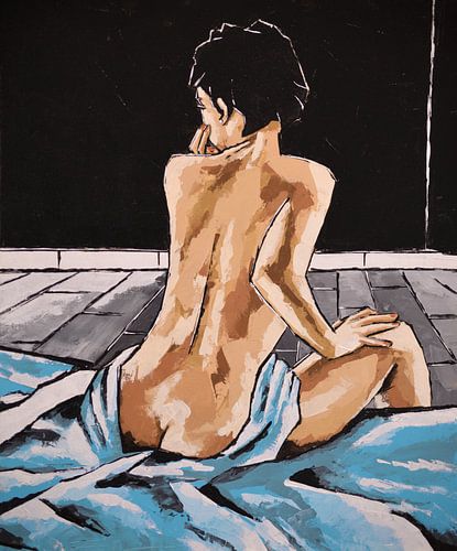 Jonge bruine vrouw op zwarte achtergrond, met blauwe lakens