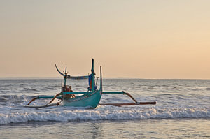 Jukung Fischerboot an der Küste im Sonnenuntergang von Medewi, Bali