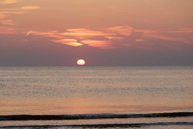 Zonsondergang in paars en oranje van Ronald Smits