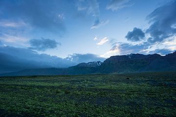 Island - Abendstimmung in bergiger Landschaft hinter grünen Lavafeldern von adventure-photos