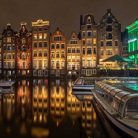 Amsterdam - de dansende huizen op het Damrak bij nacht van t.ART