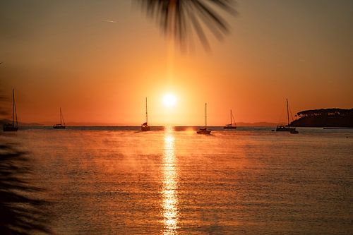 Sonnenuntergang auf Elba mit Blick auf s Meer & mit einem Boot von Leo Schindzielorz