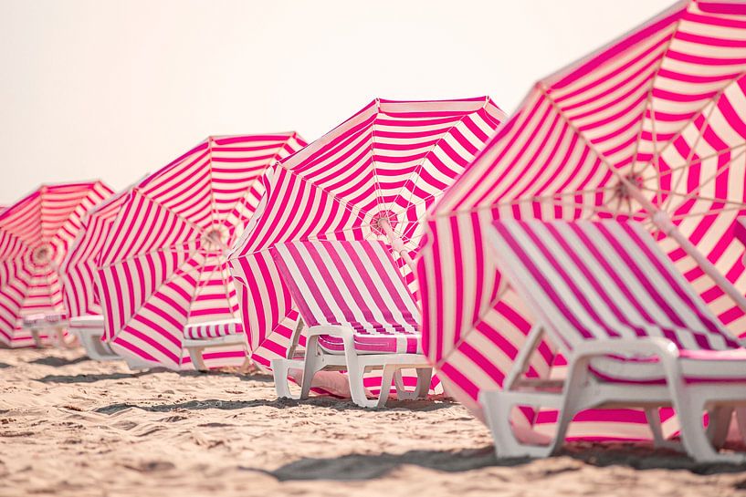 Strandstoelen en aan de Belgische kust van Evelien Oerlemans op behang en meer