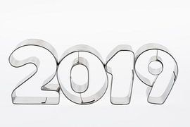 Tekst tweeduizend negentien in geïsoleerde metalen cijfers von Tonko Oosterink