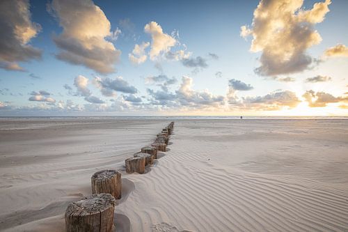 Sonnenuntergang  an den Pfählen am Strand von Ameland