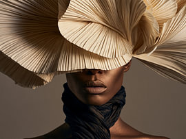 Fashion Portret met Beige Sculpturale Hoed van SPEQ ART