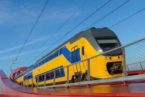 NS intercity trein op de Hanzeboog brug bij Zwolle