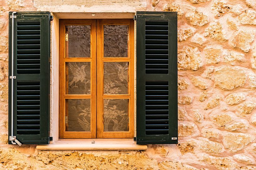 Detailopname van open houten vensterluiken en stenen muurachtergrond van Alex Winter