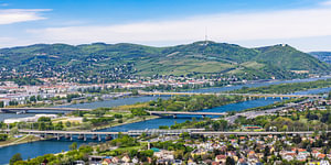 Uitzicht richting de Kahlenberg vanaf de Donautoren in Wenen – Panorama