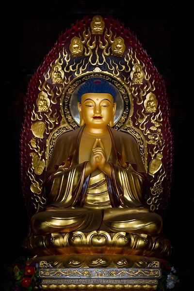 Gouden Buddha standbeeld in tempel in Xian China van Cindy Mulder